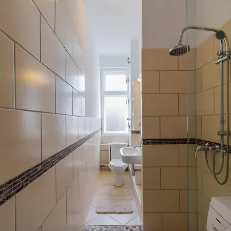 Zentrale 1,5-zimmerwohnung Moebliert - Mit Balkon *