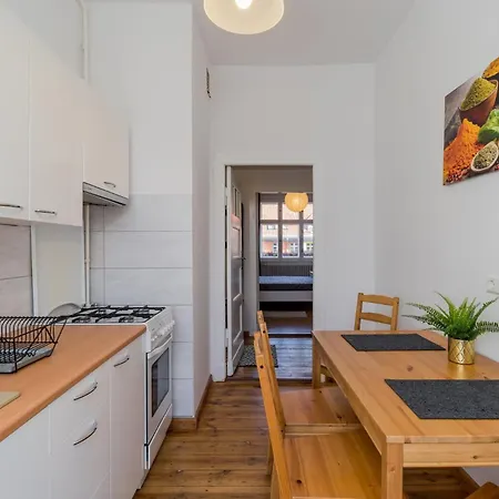 Zentrale 1,5-zimmerwohnung Moebliert - Mit Balkon *